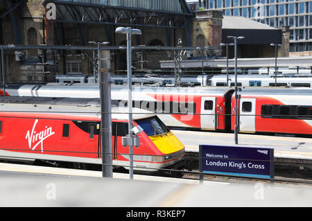 Virgin Trains an der Kings Cross Station, im Norden von London, Großbritannien Stockfoto