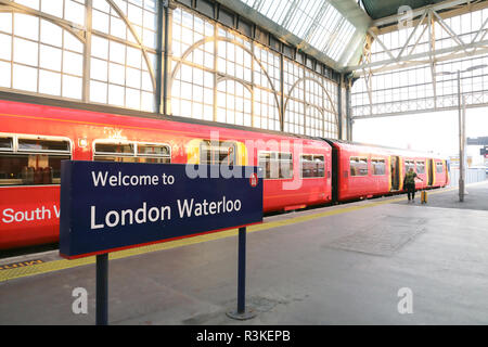 South Western Zug über die Plattform an der Waterloo Station in London, Großbritannien Stockfoto