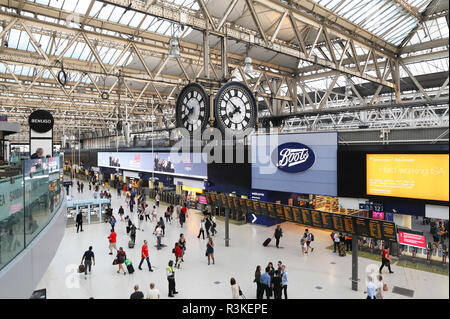 Besetzt Waterloo Station, ein wichtiger Knotenpunkt für die Züge in den Süden und Südwesten, in London, Großbritannien Stockfoto