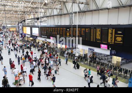 Besetzt Waterloo Station, ein wichtiger Knotenpunkt für die Züge in den Süden und Südwesten, in London, Großbritannien Stockfoto