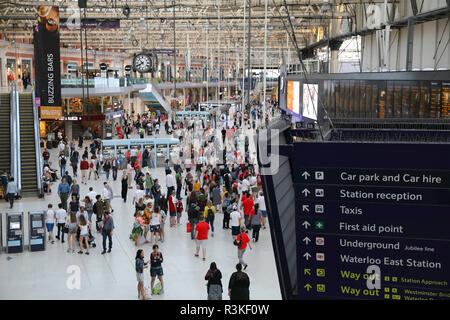 Besetzt Waterloo Station, ein wichtiger Knotenpunkt für die Züge in den Süden und Südwesten, in London, Großbritannien Stockfoto