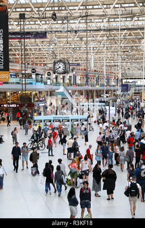 Besetzt Waterloo Station, ein wichtiger Knotenpunkt für die Züge in den Süden und Südwesten, in London, Großbritannien Stockfoto