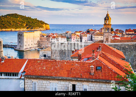 Dubrovnik, Kroatien. Spektakuläre twilight malerischen Blick auf die Altstadt, den mittelalterlichen Ragusa an der Dalmatinischen Küste. Stockfoto