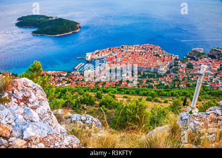 Dubrovnik, Kroatien. Spektakuläre twilight malerischen Blick auf die Altstadt, den mittelalterlichen Ragusa an der Dalmatinischen Küste. Stockfoto