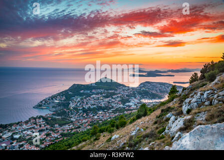 Dubrovnik, Kroatien. Spektakuläre twilight malerischen Blick auf die Altstadt, den mittelalterlichen Ragusa an der Dalmatinischen Küste. Stockfoto