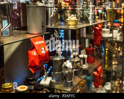 Algerische Coffee Store-Fenster Anzeige der erlesenen Kaffee- und Teesorten in der algerischen Coffee Store in der Old Compton Street in Soho in London Großbritannien Stockfoto