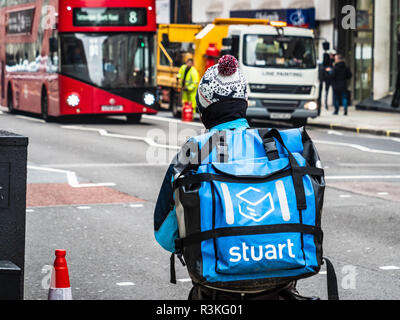 Stuart Gesellschaft Essen Lieferung Kurier fährt durch die Straßen Londons, Stuart steht im Wettbewerb mit Deliveroo und Uber isst in diesem hart umkämpften Markt Stockfoto