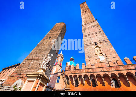 Bologna, Italien - die Zwei Türme (Due Torri), Asinelli und Garisenda, Symbole der mittelalterlichen Bologna Türmen. Stockfoto