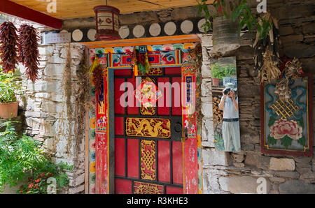 Tür eines Hauses, Zhuokeji Häuptling des Dorfes, Ngawa tibetischen autonomen Präfektur Qiang, westliches Sichuan, China Stockfoto