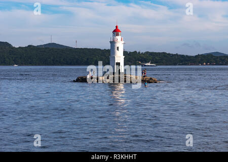 Wladiwostok, Russia-August 26, 2018: Marine mit einem Blick auf den Leuchtturm gegen das Meer. Stockfoto