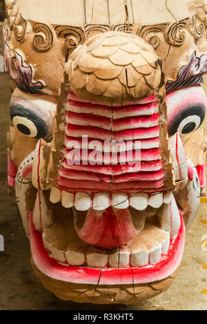 Renovierung Projekt am Kloster Litang (Changchunkeersi), neue Drache Holzschnitzerei, Litang, westliches Sichuan, China Stockfoto