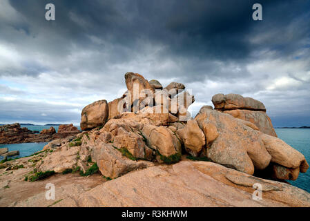 Stadt von Ploumanac'h (Bretagne, Frankreich): Felsen entlang der Küste 'Côte de Granit rose (rosa Granit Küste) Stockfoto