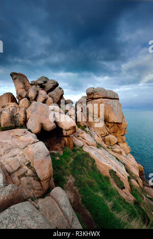 Stadt von Ploumanac'h (Bretagne, Frankreich): Felsen entlang der Küste 'Côte de Granit rose (rosa Granit Küste) Stockfoto