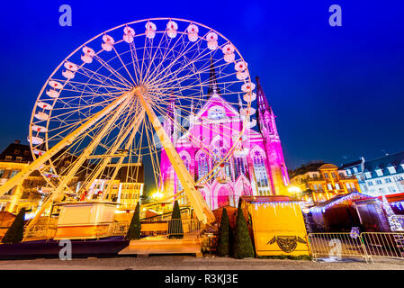 Mulhouse, Frankreich - Traditioneller Weihnachtsmarkt, Marche de Noel Stadt im Elsass. Stockfoto