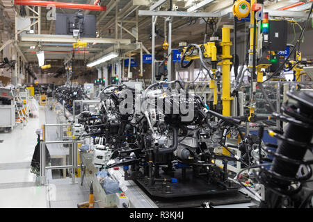 Auto montiert ist an der Montagelinie. Robotische Ausrüstung ermöglicht die  Montage des Auto. Modernes auto Montage im Werk Stockfotografie - Alamy