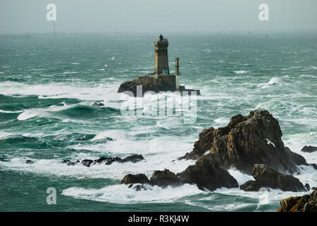 La Vieille Leuchtturm, in der Meerenge Raz de Sein, zwischen der Spitze Raz und die Insel Ile de Sein. Das Gebäude ist als französische Nation registriert Stockfoto