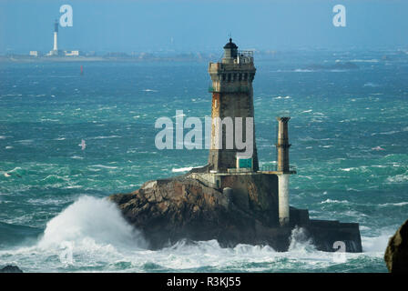 La Vieille Leuchtturm, in der Meerenge Raz de Sein, zwischen der Spitze Raz und die Insel Ile de Sein. Das Gebäude ist als französische Nation registriert Stockfoto