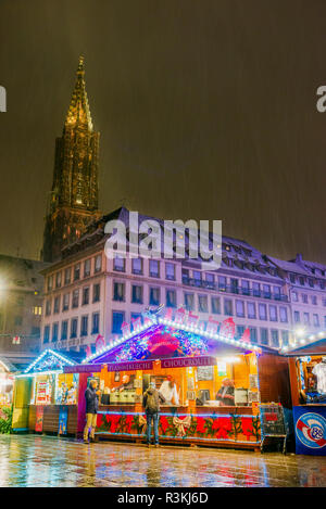 Straßburg, Frankreich - Dezember 2017. Ort Gutenberg Weihnachtsmarkt in der Capitale de Noel, Elsass. Stockfoto