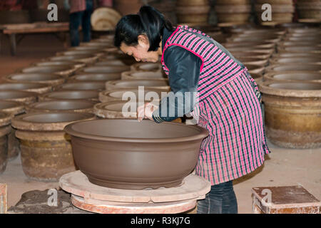 Workshop, Teekannen, Keramik Yixing, Provinz Jiangsu, China Stockfoto