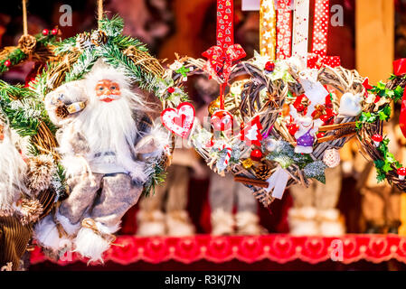 Straßburg, Frankreich - Dezember 2017: Marche de Noel Dekorationen, Weihnachtsmarkt in Straßburg im Elsass. Stockfoto