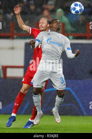 Moskau, Russland - Oktober 03: Benedikt Howedes (L) des FC Lokomotiv Moskau und Breel Embolo des FC Schalke 04 vie für die Kugel während der Gruppe D Spiel der UEFA Champions League zwischen FC Lokomotiv Moskau und FC Schalke 04 beim Lokomotiv Stadion am 3. Oktober 2018 in Moskau, Russland. (MB) Stockfoto