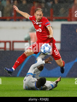 Moskau, Russland - Oktober 03: Benedikt Howedes (Top) FC Lokomotiv Moskau und Breel Embolo des FC Schalke 04 vie für die Kugel während der Gruppe D Spiel der UEFA Champions League zwischen FC Lokomotiv Moskau und FC Schalke 04 beim Lokomotiv Stadion am 3. Oktober 2018 in Moskau, Russland. (MB) Stockfoto