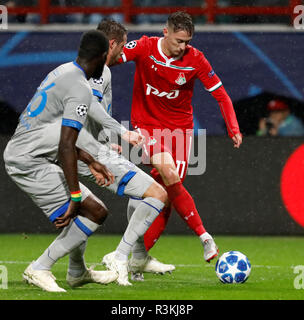 Moskau, Russland - Oktober 03: Anton Miranchuk (R) der FC Lokomotiv Moskau mias Für den Ball mit Salif Sane (L) und Mark Uth des FC Schalke 04 in der Gruppe D Match der UEFA Champions League zwischen FC Lokomotiv Moskau und FC Schalke 04 beim Lokomotiv Stadion am 3. Oktober 2018 in Moskau, Russland. (MB) Stockfoto