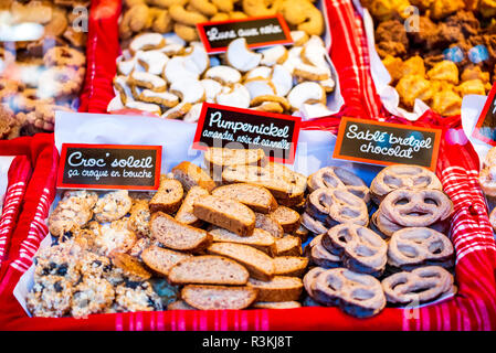 Straßburg, Frankreich - Dezember 2017: Marche de Noel in Straßburg mit lokalen Handwerk Süßigkeiten. Weihnachtsmarkt im Elsass. Stockfoto