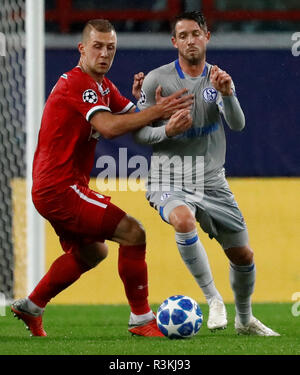 Moskau, Russland - Oktober 03: Dmitri Barinov (L) des FC Lokomotiv Moskau und Mark Uth des FC Schalke 04 vie für die Kugel während der Gruppe D Spiel der UEFA Champions League zwischen FC Lokomotiv Moskau und FC Schalke 04 beim Lokomotiv Stadion am 3. Oktober 2018 in Moskau, Russland. (MB) Stockfoto