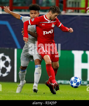 Moskau, Russland - Oktober 03: Grzegorz Krychowiak (R) der FC Lokomotiv Moskau und Weston McKennie des FC Schalke 04 vie für die Kugel während der Gruppe D Spiel der UEFA Champions League zwischen FC Lokomotiv Moskau und FC Schalke 04 beim Lokomotiv Stadion am 3. Oktober 2018 in Moskau, Russland. (MB) Stockfoto