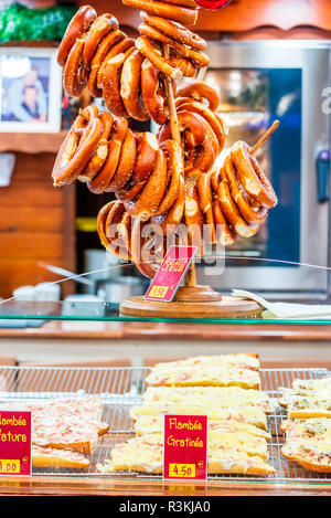 Straßburg, Frankreich - Dezember 2017: Marche de Noel in Straßburg mit lokalen Handwerk Süßigkeiten. Weihnachtsmarkt im Elsass. Stockfoto