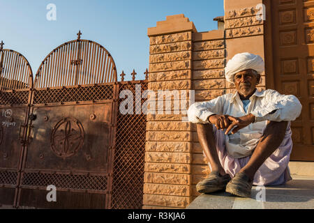 Indien, Rajasthan, Chandelao. Ohne Wasser kein Leben Expedition, Kinder im Dorf NW von Jodhpur, der Mensch durch sein Tor Stockfoto