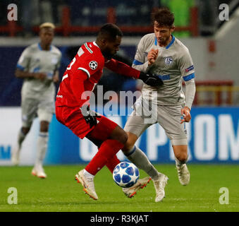 Moskau, Russland - Oktober 03: Brian Idowu (L) des FC Lokomotiv Moskau und Mark Uth des FC Schalke 04 vie für die Kugel während der Gruppe D Spiel der UEFA Champions League zwischen FC Lokomotiv Moskau und FC Schalke 04 beim Lokomotiv Stadion am 3. Oktober 2018 in Moskau, Russland. (MB) Stockfoto