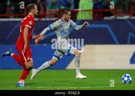 Moskau, Russland - Oktober 03: Benedikt Howedes (L) des FC Lokomotiv Moskau und Mark Uth des FC Schalke 04 vie für die Kugel während der Gruppe D Spiel der UEFA Champions League zwischen FC Lokomotiv Moskau und FC Schalke 04 beim Lokomotiv Stadion am 3. Oktober 2018 in Moskau, Russland. (MB) Stockfoto