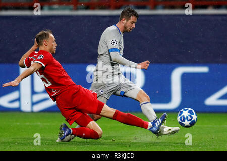 Moskau, Russland - Oktober 03: Mark Uth (R) der FC Schalke 04 schiesst am Ziel als Benedikt Howedes der FC Lokomotiv Moskau während der Gruppe D Spiel der UEFA Champions League zwischen FC Lokomotiv Moskau und FC Schalke 04 beim Lokomotiv Stadion am 3. Oktober 2018 in Moskau, Russland verteidigt. (MB) Stockfoto