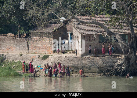 Indien, Kolkata (aka Kalkutta bis 2001) Hauptstadt des indischen Bundesstaates Westbengalen, Hooghly River. Dorfbewohner im Fluss Baden. Stockfoto