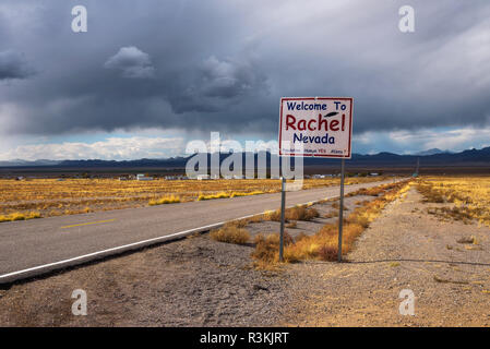 Rachel Straßenschild auf der SR-375 in Nevada, USA Willkommen
