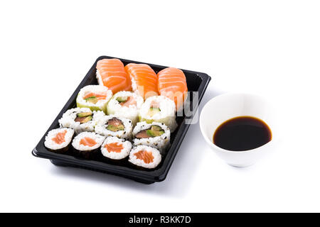 Sushi Sortiment auf Schwarz auf weißem Hintergrund Stockfoto