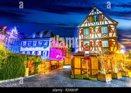 Colmar, Elsass, Frankreich. Lebkuchenhäuser und Weihnachtsdekoration, Marche de Noel. Stockfoto