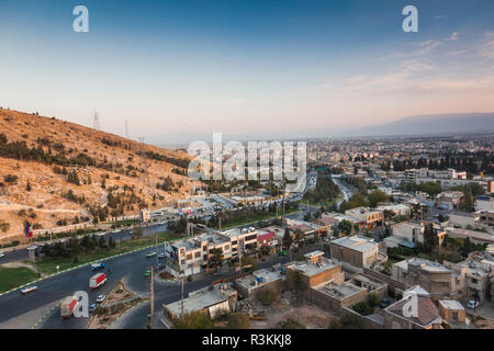 Zentrale Iran, Shiraz, erhöhten die Skyline der Stadt von Norden, Dämmerung Stockfoto