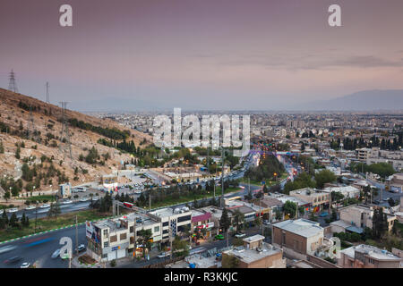 Zentrale Iran, Shiraz, erhöhten die Skyline der Stadt von Norden, Dämmerung Stockfoto