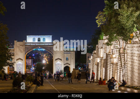 Zentrale Iran, Shiraz, Koran Gateway, Dämmerung Stockfoto