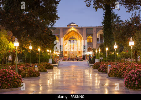 Zentrale Iran, Esfahan, Hotel Abbasi, Innenhof, Dämmerung Stockfoto