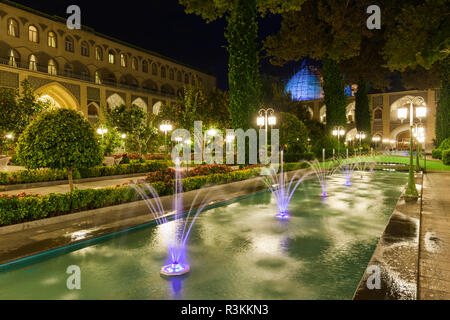 Zentrale Iran, Esfahan, Hotel Abbasi, Innenhof, Dämmerung Stockfoto