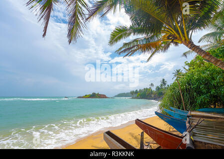 Ein tropisches Paradies idyllischen Strand an der Südwestküste von Sri Lanka Küste in Mirissa. Stockfoto