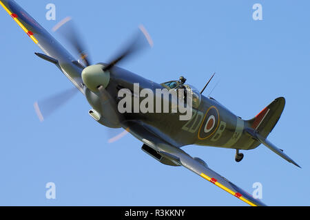 2. Weltkrieg Supermarine Spitfire IX MH434 Flugzeug. Kampfflugzeug aus dem Zweiten Weltkrieg fliegt auf einer Flugschau Stockfoto