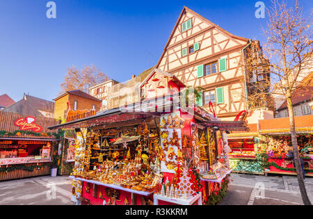 Colmar, Frankreich - 5. Dezember 2017: Weihnachtsmarkt mit Lebkuchen Häuser im Elsass, berühmten Platz in Europa. Stockfoto