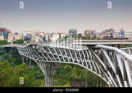 Iran, Teheran, die Skyline der Stadt Von der Pole E Tabiat Natur Brücke, durch Canadian-Iranian Architekt Leila Araghian, im 21. Jahrhundert gebaut Stockfoto