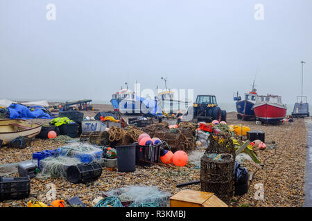 Angeln Boote am Strand an der malerischen Dorf Bier im East Devon, Großbritannien Stockfoto
