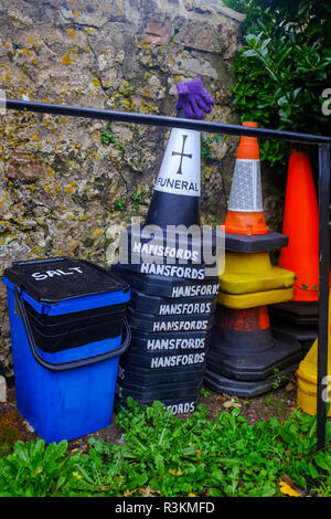 Hansfords Bestattungsunternehmen parkplatz Kegeln im St Winifreds Kirche an Branscpmbe Dorf im East Devon, Großbritannien Stockfoto